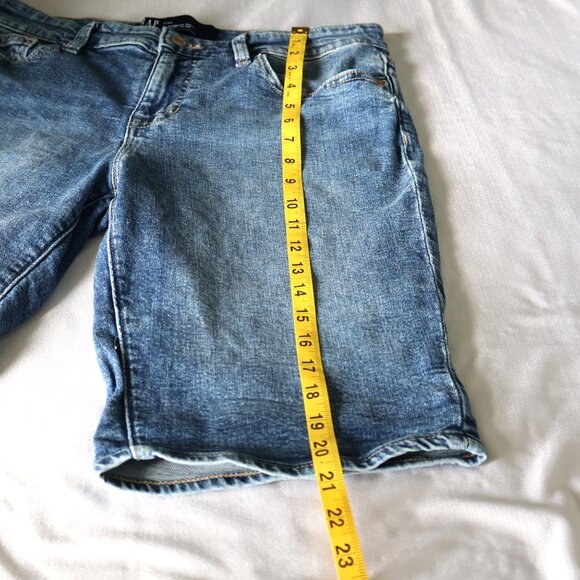 Gap Denim Shorts - 9" Bermuda Short - Medium Wash - Size 6/28 - Picture 7 of 11